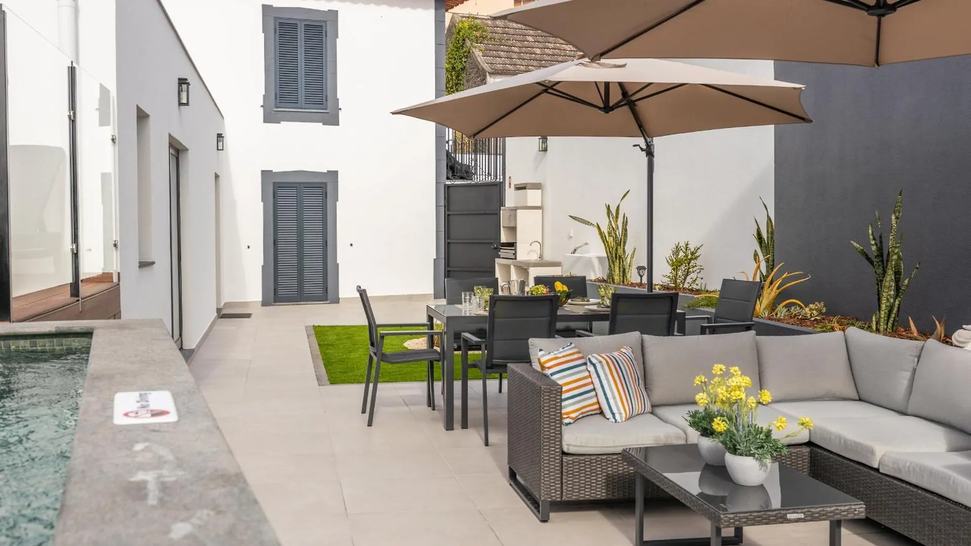 Vila Sun House - B contacts
